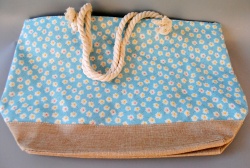 ПЛАЖНА чанта, плетени дръжки, прелващ лилаво/ син- златист цвят 50х36х14 см. 