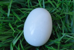 СУВЕНИР, ръчно изработен от естествени материали, великденски заек с яйце 21 см.