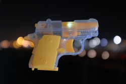 детска играчка, пластмасов, светещ пистолет, механичен 12 см.