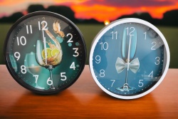 часовник, стенен, мъфини18 см. 2 цвята