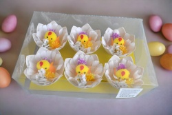 великденски сувенир, кутия с 6 бр. пилета, хубави в цвете и цветя 7 см. яйце 15х25 см. кутия