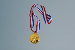 спортен сувенир, медал, бутонка с топка (10 бр. в стек 50 бр. в пакет)