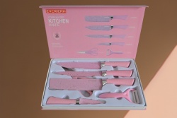домакински кухненски комплект, ножове 4 бр. ножица, белачка на точки в цветна кутия 36,5х21,5х3 см.