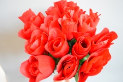 изкуствена роза със сърце 38 см. в целуфан 0349-1-13 (12 бр. в стек)