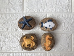 полеризинов сувенир, камък с гравирани морски обитатели 6,5 см.(4 модела) морски дизайн (4 бр. в кутия)