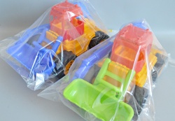 детска играчка от пластмаса, на блистер, цветна пушка с оптика и 3 стрели 2 цвята 38х17см. 0812-F