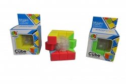 ДЕТСКА играчка от пластмаса, рубик кубче с листовидна форма в средата 5,5х5,5 см. 