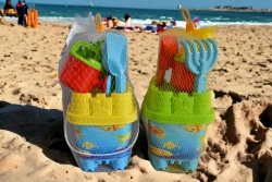 плажна играчка от пластмаса, кофичка за пясък, замък 17х16 см. 4 аксесоара, сито и лейка 688-466