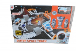 ДЕТСКА играчка от пластмаса, писта на космическа станция с 3 космонафта и автомобил 43х24х8 см.