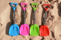 плажна играчка от пластмаса, кофичка за пясък 15х10 см. замък с  аксесоара и лейка 688-46