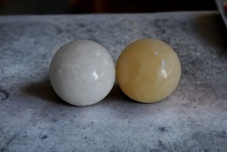 сувенир от естествен камък, топка 5 см.
