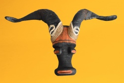 сувенир, ръчно изработен от естествени материали, трофей от теле комбиниран с дървен череп и камбанка