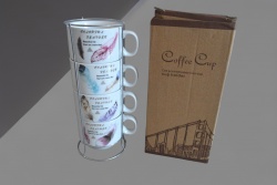 СЕРВИЗ 6 бр. керамични чаши за кафе 180 ml. бяло със злато, мотив пера на никелов стелаж в кутия 21х9,5х9,5 см.
