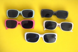 слънчеви очила, модел 2024 37775 (20 бр. в кутия, повечето черни)