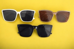 слънчеви очила, модел 2024 2019 (20 бр. в кутия, повечето черни)