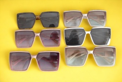 слънчеви очила, модел 2024 532545 (20 бр. в кутия, повечето черни)