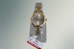 ръчен часовник, дамски, дизайн Ролекс 2024 сива, метална верижка, златист дисплей 
