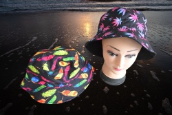 лятна шапка- идеитка, отвътре памук, отвън полиестер, цветни пера, цветна марихуана (12 бр. в стек 3 цвята, микс)