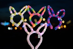 диадема- заешки уши, пухкави, свтеща 14 лампи, микс цветове (12 бр. в стек)