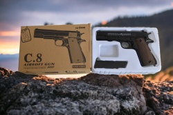 метален пистолет в кутия C8 20x18 см.