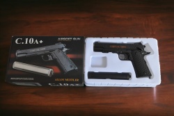 метален пистолет в кутия C10А 19x17 см. метален пълнител и заглушител