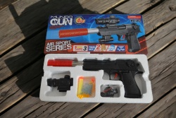 детска играчка от пластмаса, пистолет със заглушител, комбиниран с меки топчета- еко почва, възможност за работа със сачми 40х18х6 см. 302 (30 бр. в секция 60 бр. в кашон)